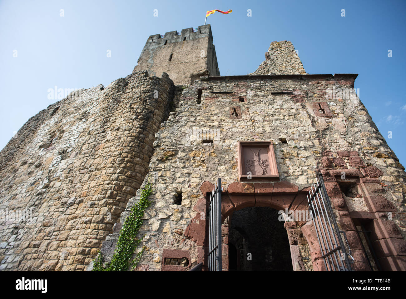 Lörrach, Deutschland, 14. Juni 2019, die Ruine Burg Rötteln in Süddeutschland, schön mit zwei Aussichtstürme mit fantastischem Blick auf die Ruine. Stockfoto