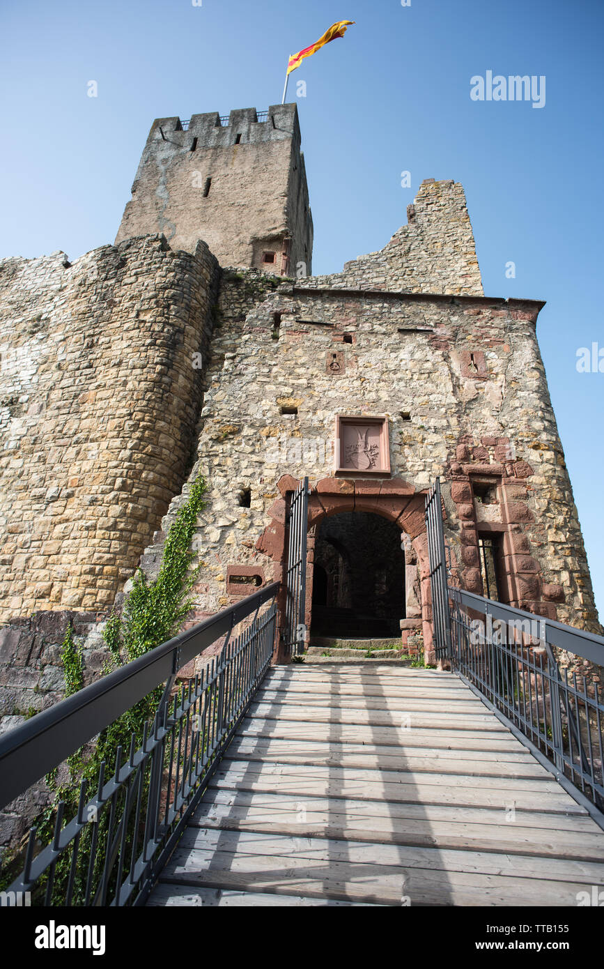 Lörrach, Deutschland, 14. Juni 2019, die Ruine Burg Rötteln in Süddeutschland, schön mit zwei Aussichtstürme mit fantastischem Blick auf die Ruine. Stockfoto