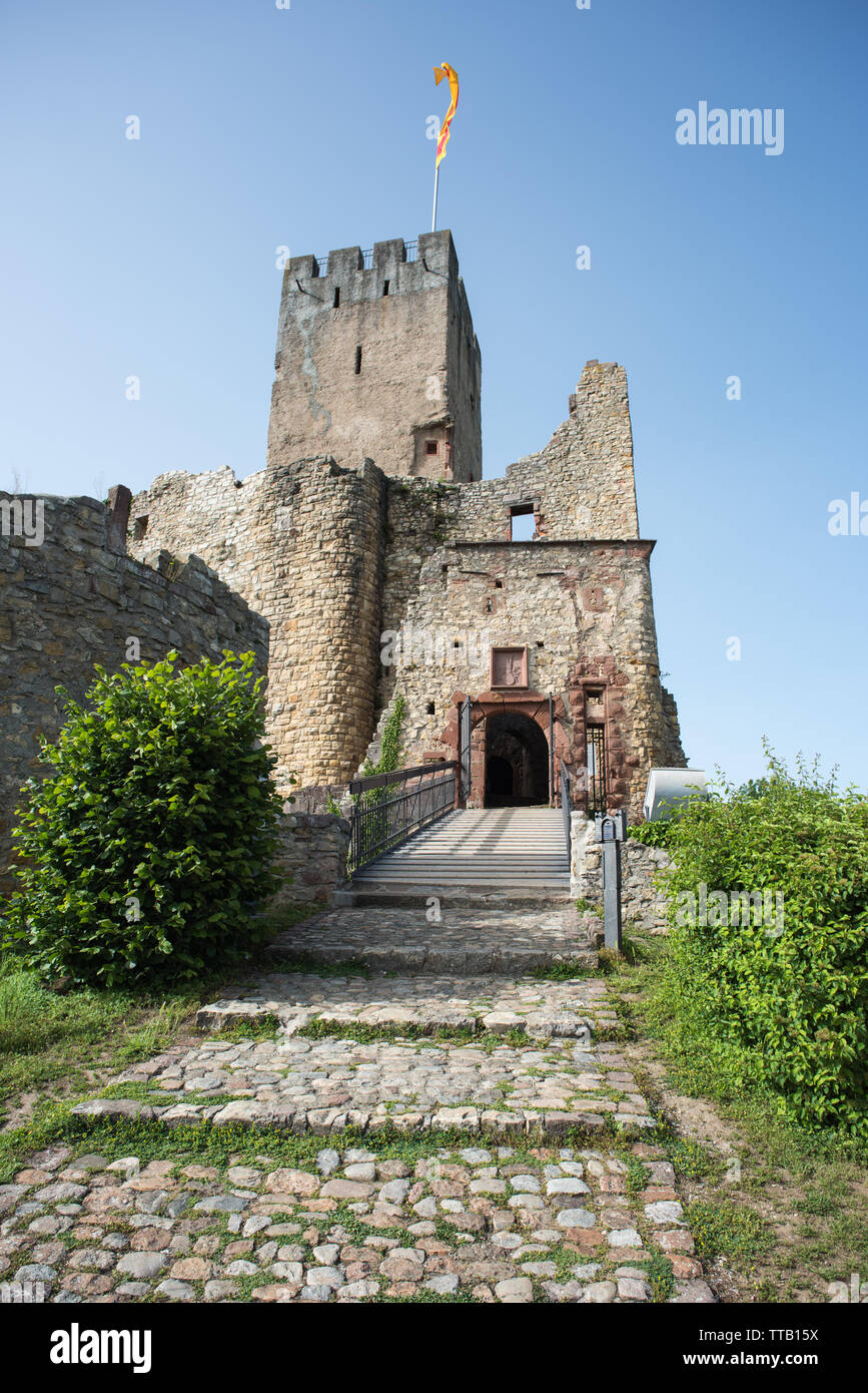 Lörrach, Deutschland, 14. Juni 2019, die Ruine Burg Rötteln in Süddeutschland, schön mit zwei Aussichtstürme mit fantastischem Blick auf die Ruine. Stockfoto