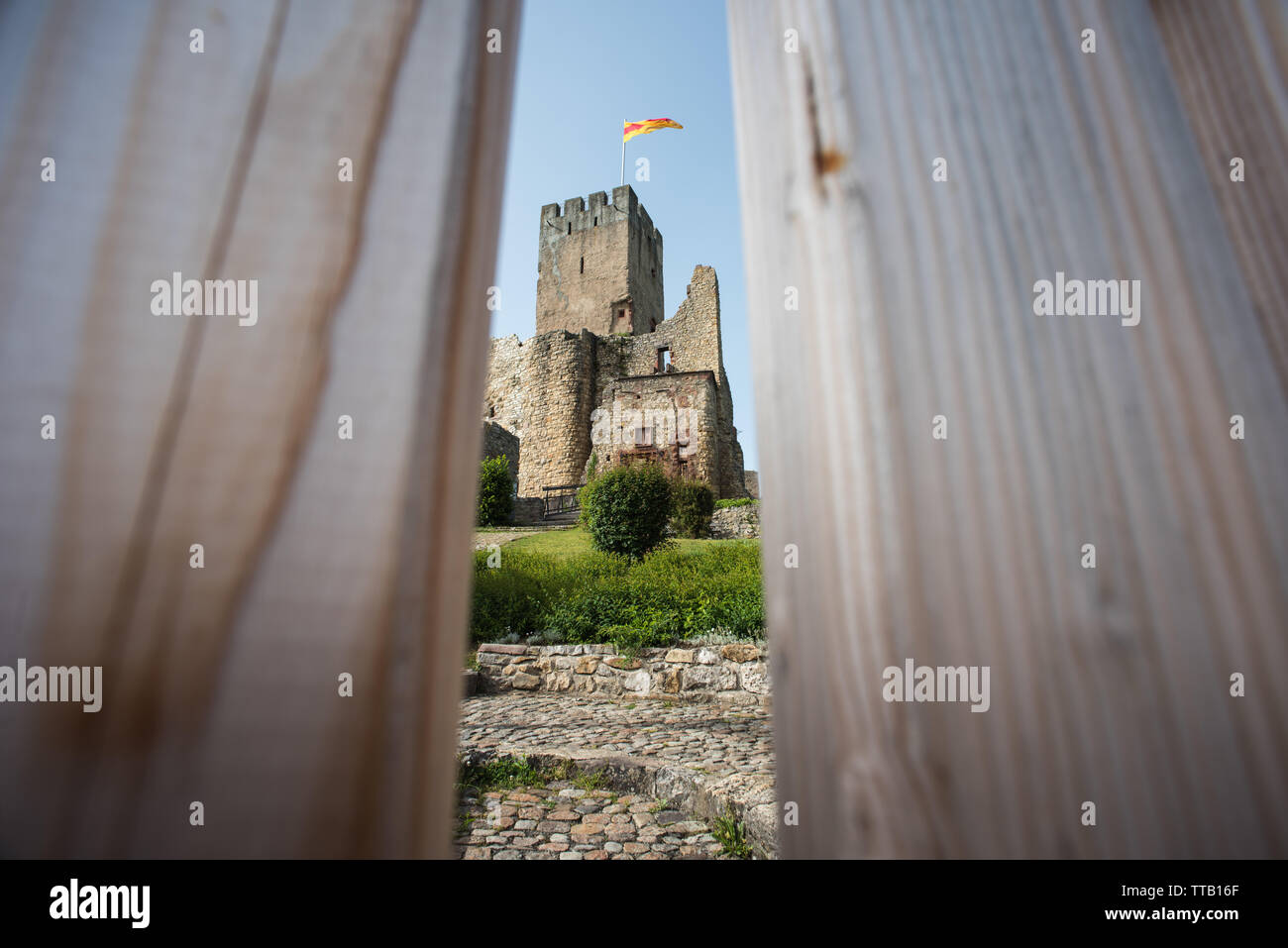 Lörrach, Deutschland, 14. Juni 2019, die Ruine Burg Rötteln in Süddeutschland, schön mit zwei Aussichtstürme mit fantastischem Blick auf die Ruine. Stockfoto