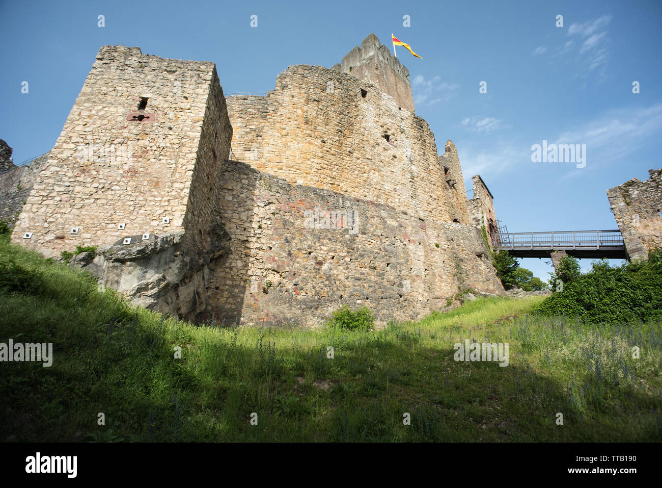 Lörrach, Deutschland, 14. Juni 2019, die Ruine Burg Rötteln in Süddeutschland, schön mit zwei Aussichtstürme mit fantastischem Blick auf die Ruine. Stockfoto