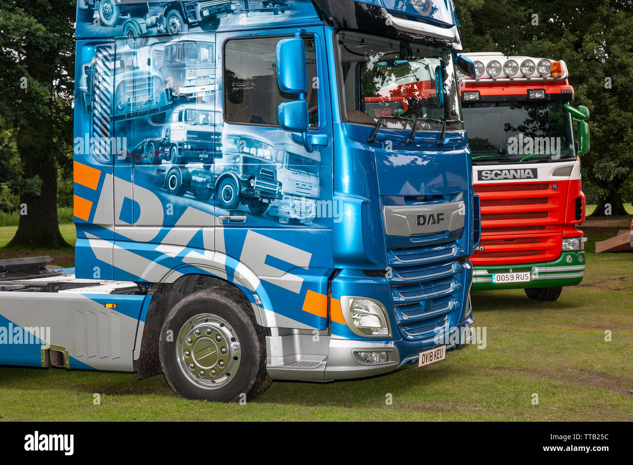 Neu dekorierte DAF & Scania LKW-Traktoreinheiten, Custom, seltener Lifestyle, modifiziert, Personalisierung, Ungewöhnliche personalisierte Motoren, Modding, maßgeschneiderte Lastwagen auf dem Leyland Festival, Großbritannien Stockfoto