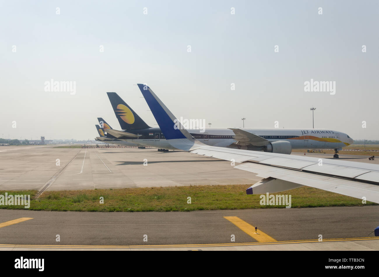 Geerdete Jet Airways Boeing 777-300er Flugzeuge gesehen an Indira Gandhi International Airport, Delhi, Indien geparkt Nach finanziellen Schwierigkeiten des Unternehmens. Stockfoto