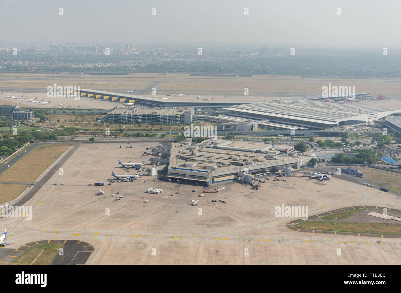 Anzeigen von Indira Gandhi International Airport in Neu Delhi, Indien vom Flugzeug Fensterplatz. Stockfoto