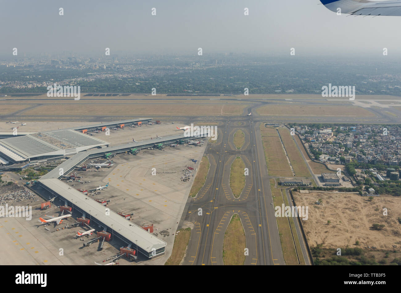 Anzeigen von Indira Gandhi International Airport in Neu Delhi, Indien vom Flugzeug Fensterplatz. Stockfoto