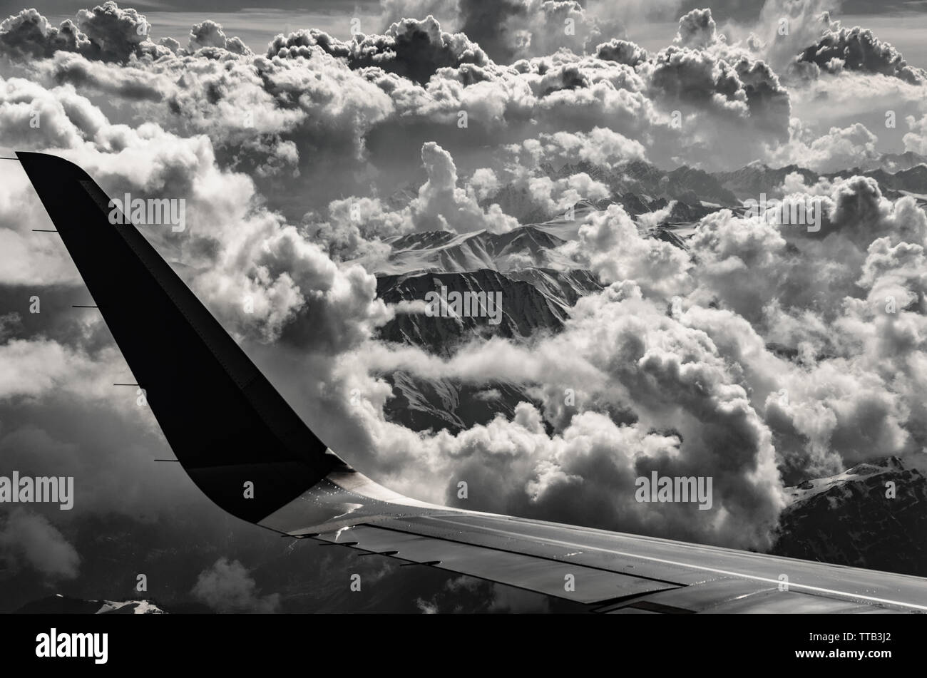 Schwarz-weiß Foto von der faszinierenden Berge des Himalaja staircase Wolken an einem bewölkten Tag der Flug von Delhi nach Srinagar. Stockfoto