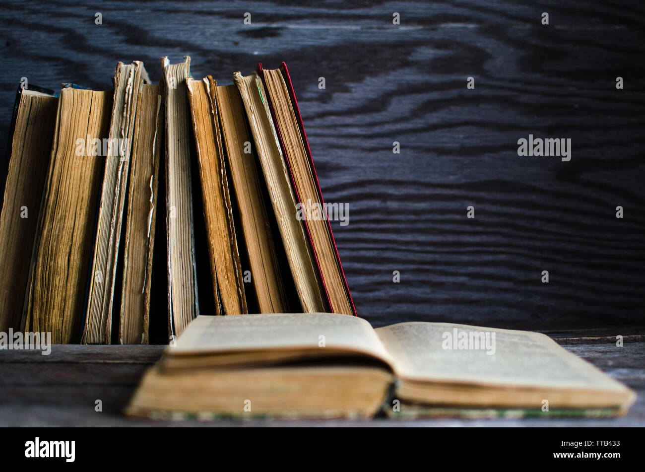 Stapel alte Bücher auf Holztisch, Holz- Textur auf dem Hintergrund Stockfoto