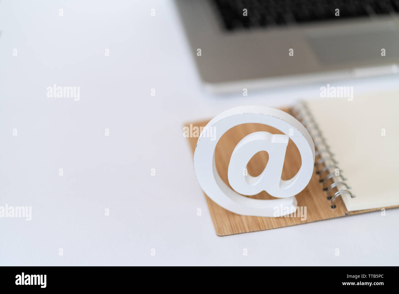 E-Mail Symbol vor einem Laptop Tastatur Konzept für e-Mail, Kommunikation oder kontaktieren Sie uns Stockfoto
