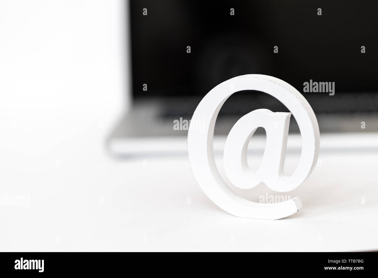 E-Mail Symbol vor einem Laptop Tastatur Konzept für e-Mail, Kommunikation oder kontaktieren Sie uns Stockfoto