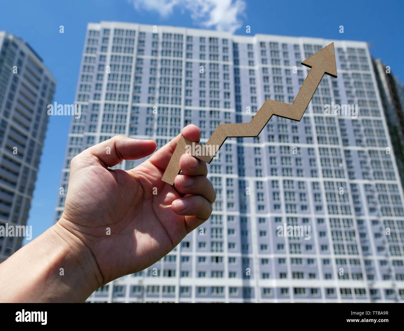 Pfeil als Erfolg in der Eigenschaft Investition und Gebäude. Stockfoto