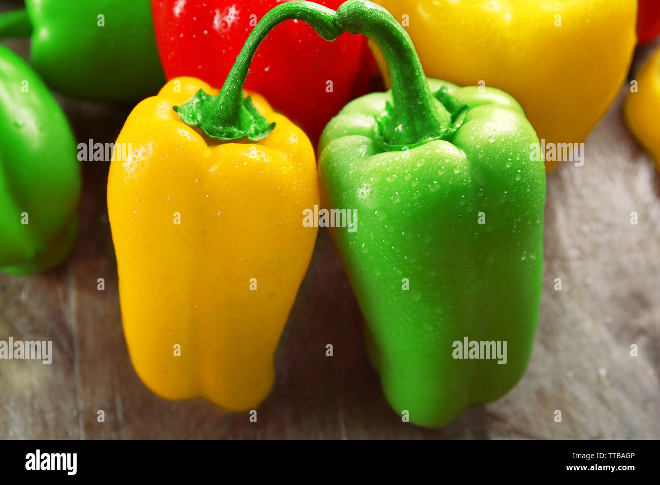 Gruppe von nassen bunte Paprika, Nahaufnahme Stockfoto