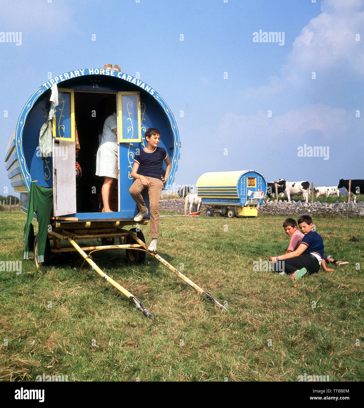 1960, historische, Kinder außerhalb ihrer Sommerurlaub home, Tipperary Pferd Caravan, einem traditionellen Bogen gypsy Wagen in einem Feld zu Swanston farm geparkt, in der Nähe von Edinburgh, Schottland. Ein altes Dorf, Swanston ist überwiegend ländlich, aber in der Nähe der Wohngebiete der schottischen Stadt. Stockfoto