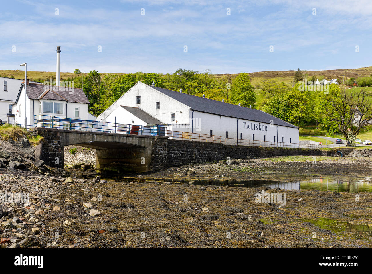 Talisker Distillery, Single Malt Scotch Whisky Distillery, an der Westküste von Skye am Loch Harport im Carbost auf der Isle of Skye, Schottland, Großbritannien Stockfoto