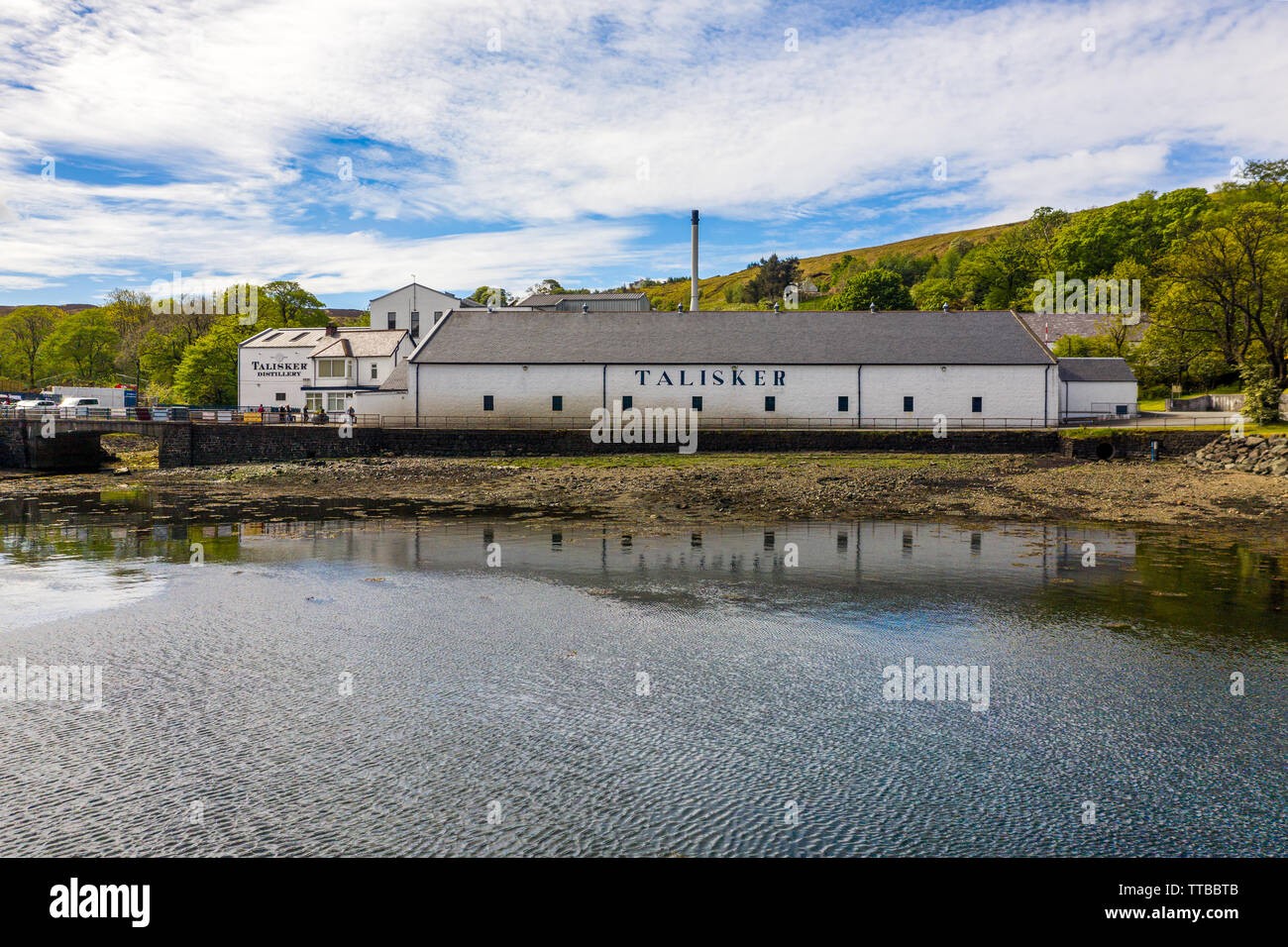 Luftaufnahme der Talisker Distillery, Single Malt Scotch Whisky Distillery, an der Westküste von Skye am Ufer des Loch Harport im Carbost auf Stockfoto
