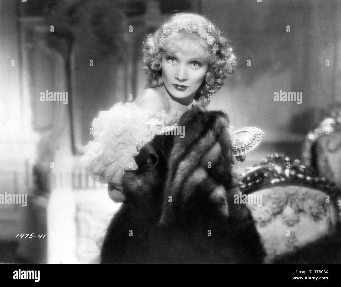 MARLENE DIETRICH als Katharina die Große von Russland die SCHARLACHROTE KAISERIN Regisseur Josef von Sternberg 1934 Paramount Pictures Stockfoto
