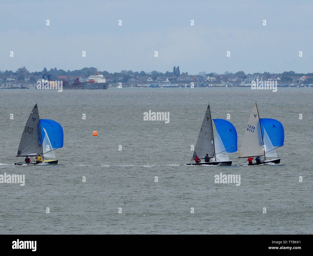 Sheerness, Kent, Großbritannien. 16 Juni, 2019. UK Wetter: Ein windig und bewölkt Morgen in Sheerness, Kent mit einigen sonnigen Perioden. Osprey klasse Jollen Fliege blau Spinnaker in eine offene Veranstaltung, die von der Insel Sheppey Sailing Club organisiert. Credit: James Bell/Alamy leben Nachrichten Stockfoto