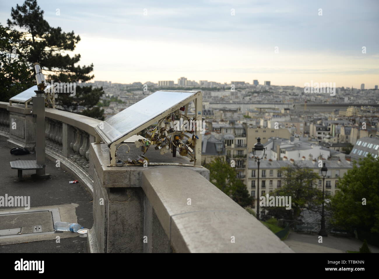 Cris & Pedro 'liebe Schlösser' mit Blick auf Paris, pasakdek Stockfoto