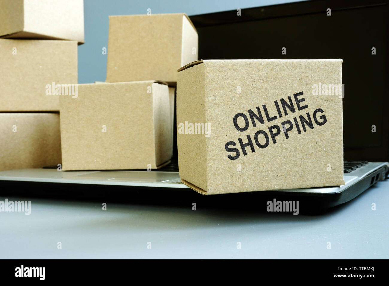 Online Shopping und Kartons für Lieferservice. Stockfoto