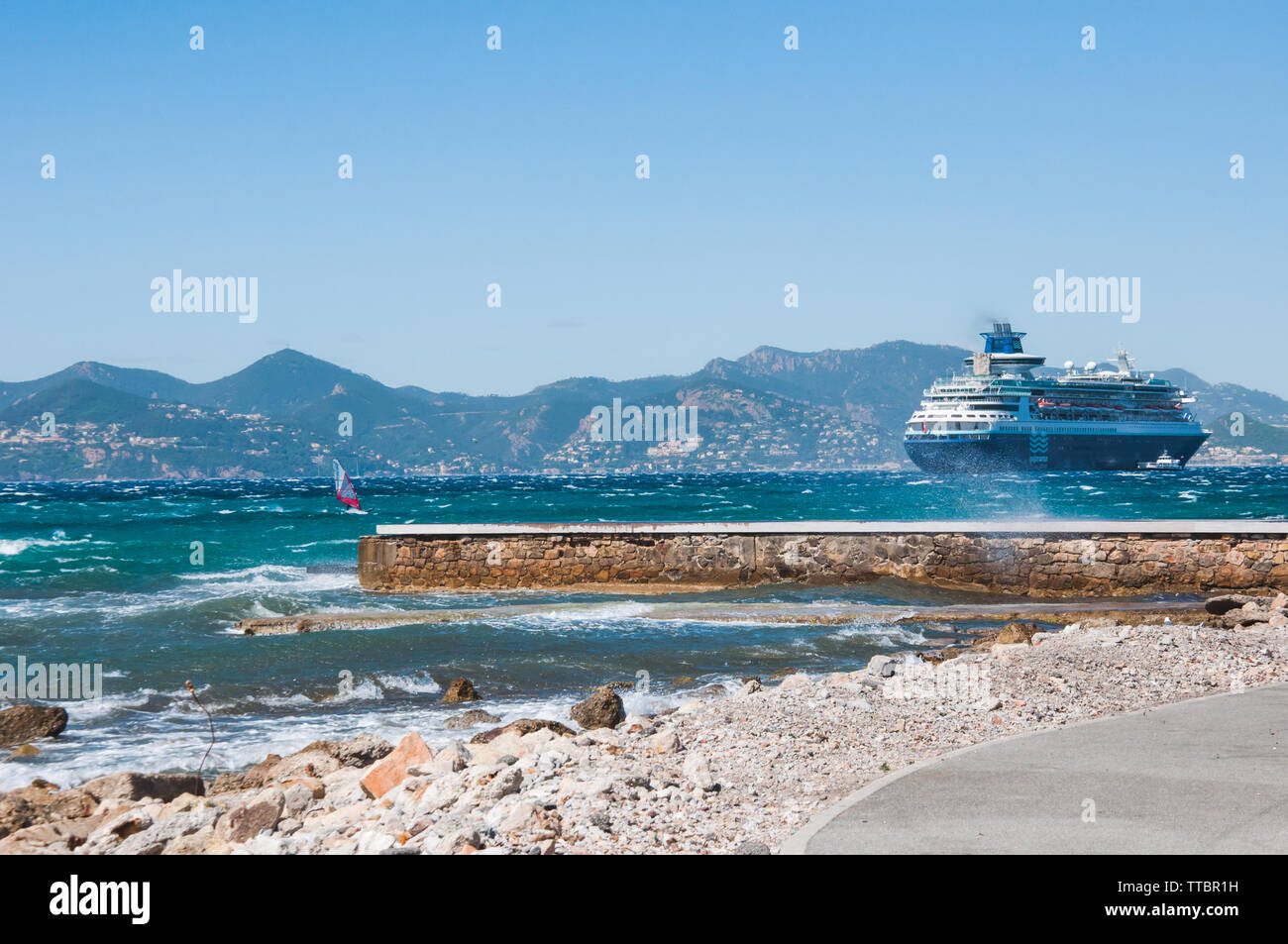 Schiff in der Bucht von Cannes, Frankreich Stockfoto