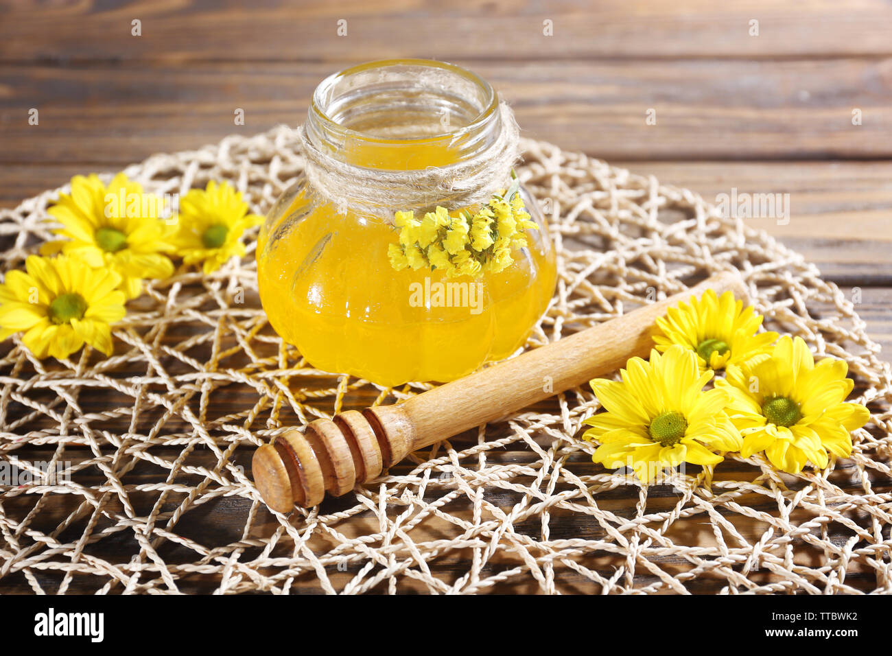 Honig und Blumen auf wicker mat Stockfoto