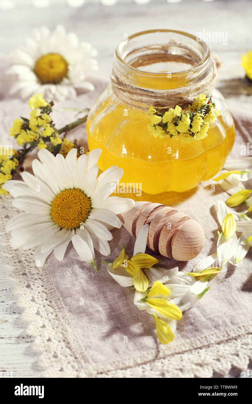 Honig und Blumen auf Serviette closeup Stockfoto