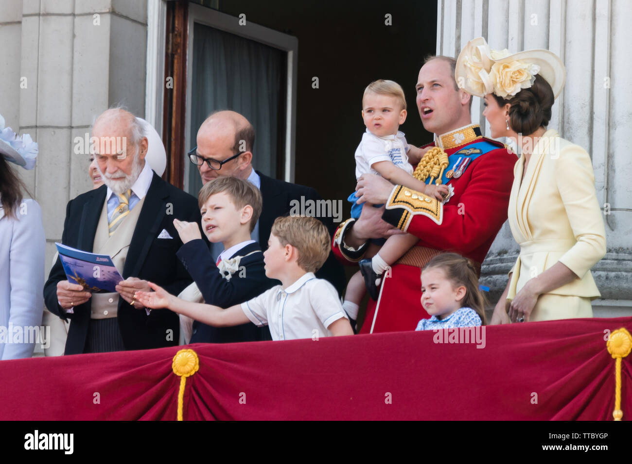 5 Jahre alte Prinz Georg von Cambridge packt die RAF flypast Broschüre aus Prinz Michael von Kent, Hände. Buckingham Palace Balkon, die Farbe Stockfoto