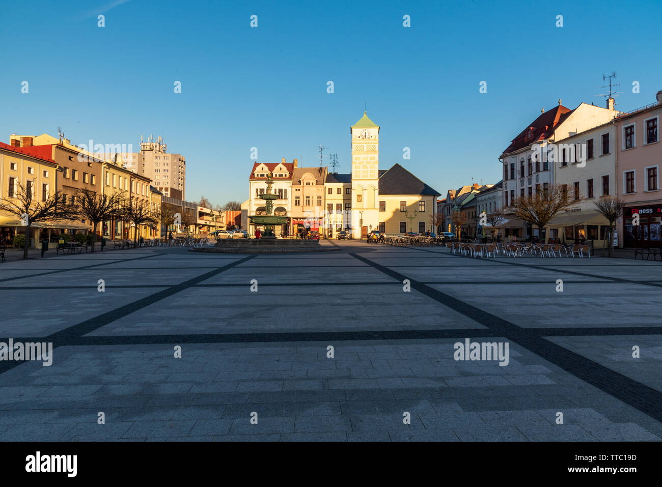 Masarykovo Namesti Platz in Karvina Stadt in der Tschechischen Republik während schöner Frühling Abend mit klaren Himmel Stockfoto