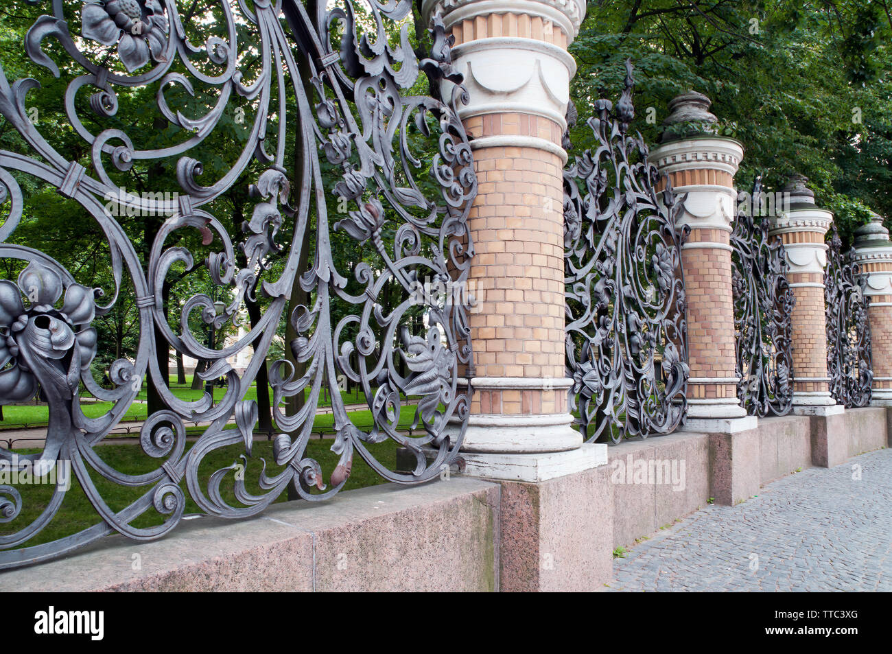 St. Petersburg, Russland, Jugendstil schmiedeeisernen Zaun Am Michailowski Garten Stockfoto