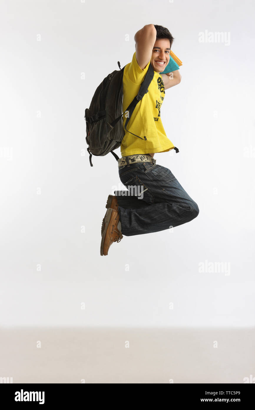 College-Student springen und lächelnd Stockfoto