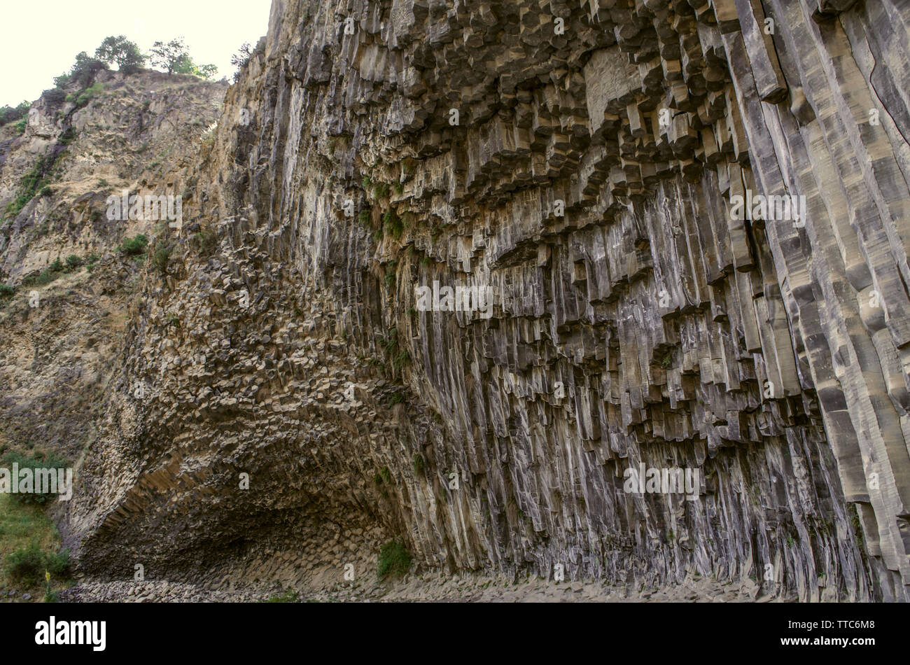 Majestic View von Natur hängenden Reihen von Basaltsäulen, die auf Felsen angelegt im Garni Schlucht in Armenien Stockfoto