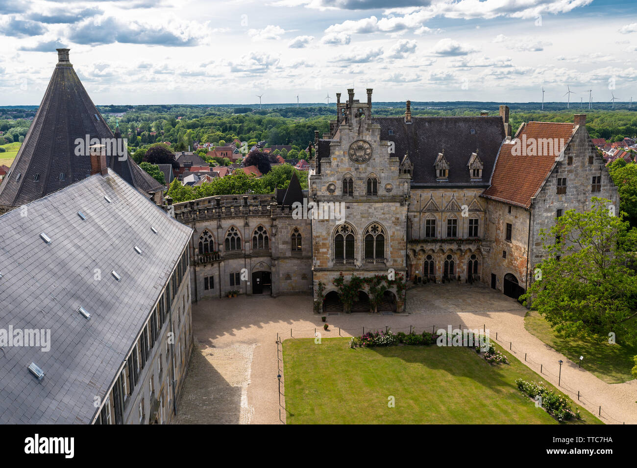 Bad Bentheim, Deutschland - Juni 9, 2019. Ein Blick von Oben auf die historische Burg Bentheim im Hintergrund sichtbar Stadt, Stockfoto
