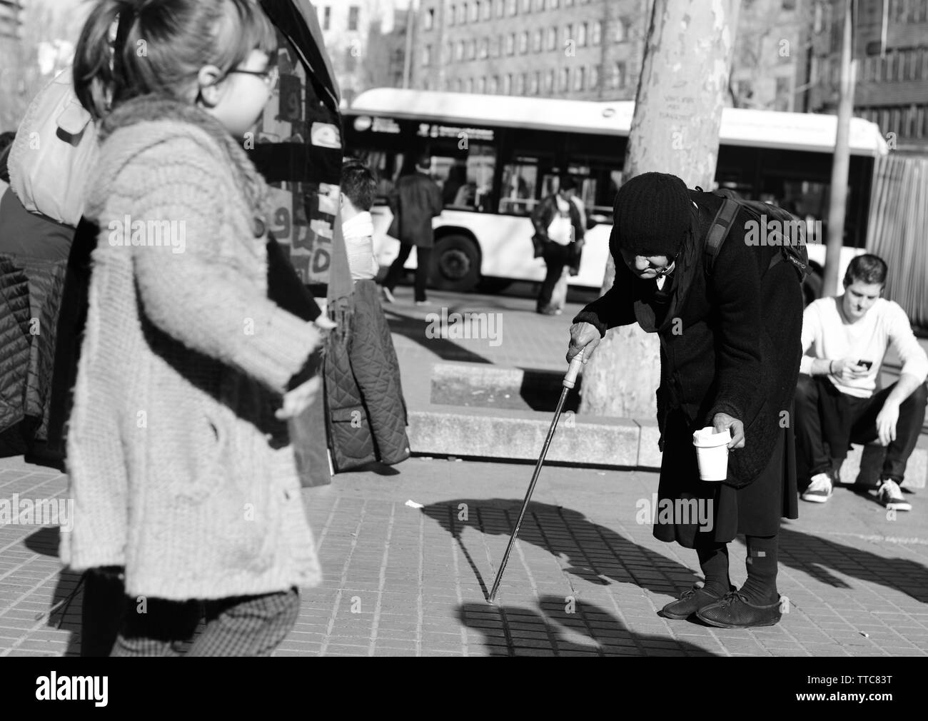 Street Fotografie alte Dame betteln auf der Straße Stockfoto