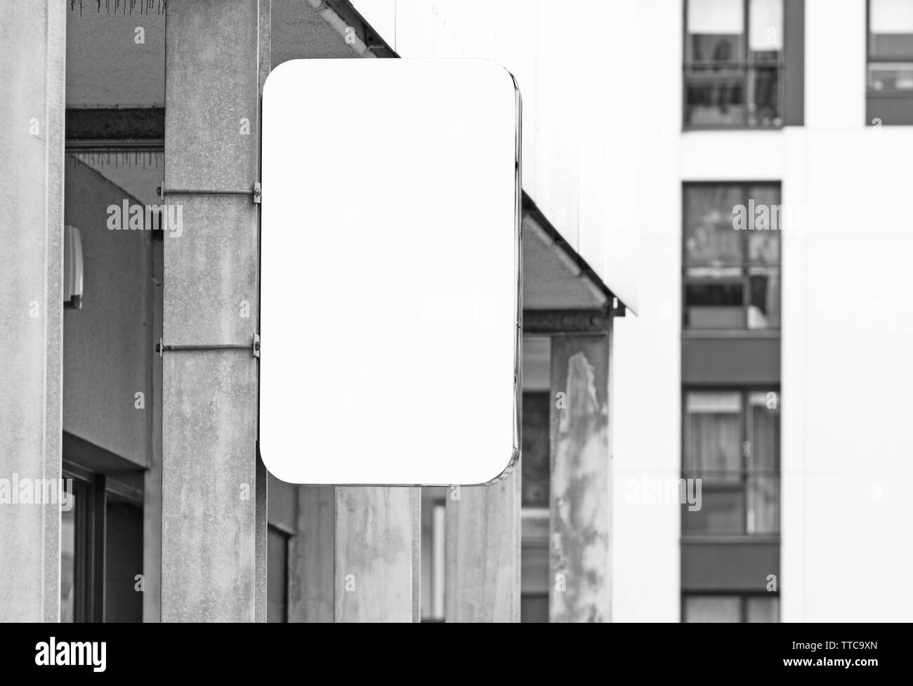 Hängende wand Namensschild jpeg-Mockup, modernen Stil Außenwerbung mit Kopie Raum, Firmenschild, Logo oder Text hinzufügen, Schwarze und Weiße echten Bild Stockfoto