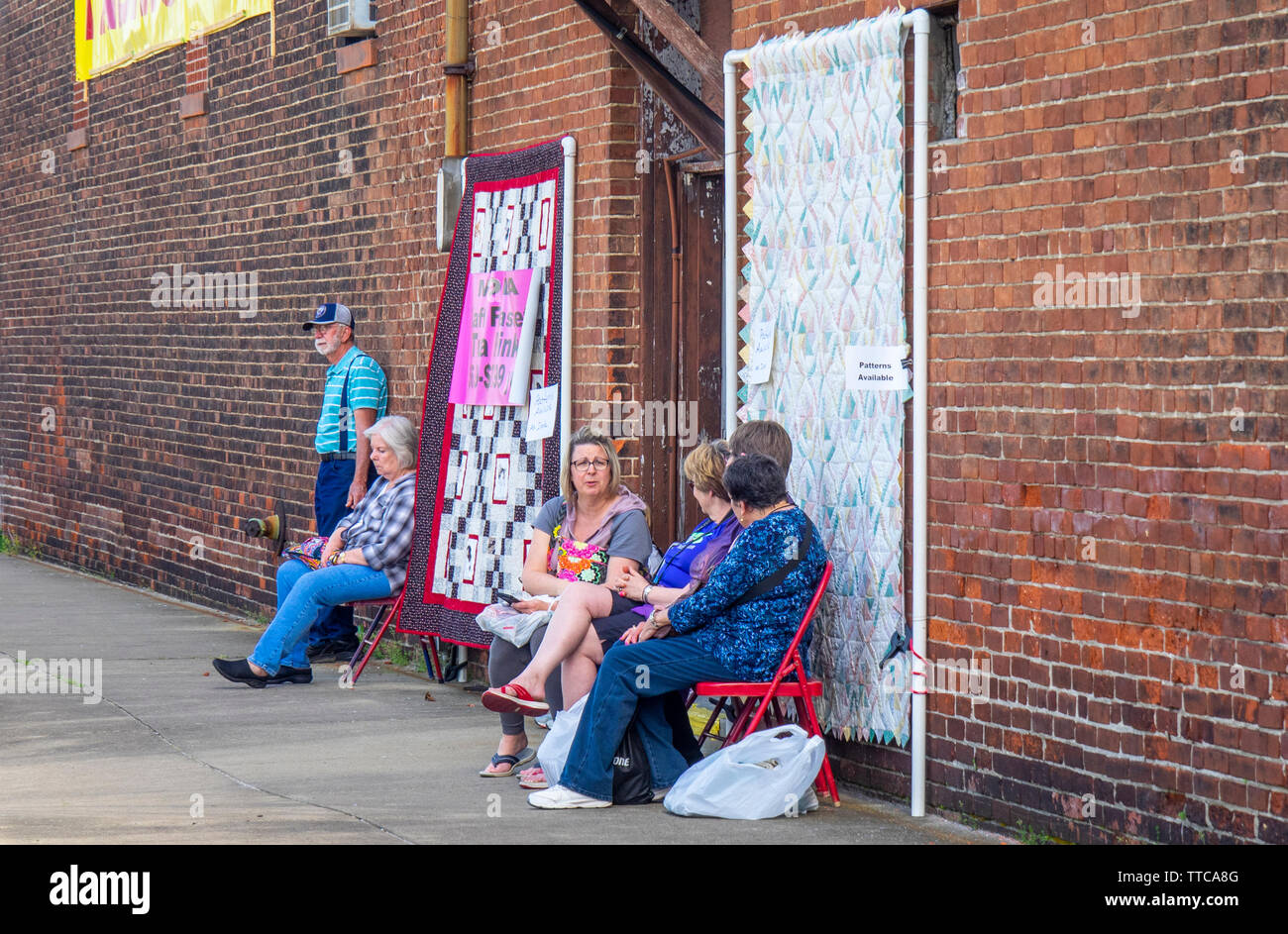 Quilterinnen und Käufer außerhalb einer Fabric Shop im Frühjahr Stepp-show 2019 Paducah Kentucky USA Stockfoto