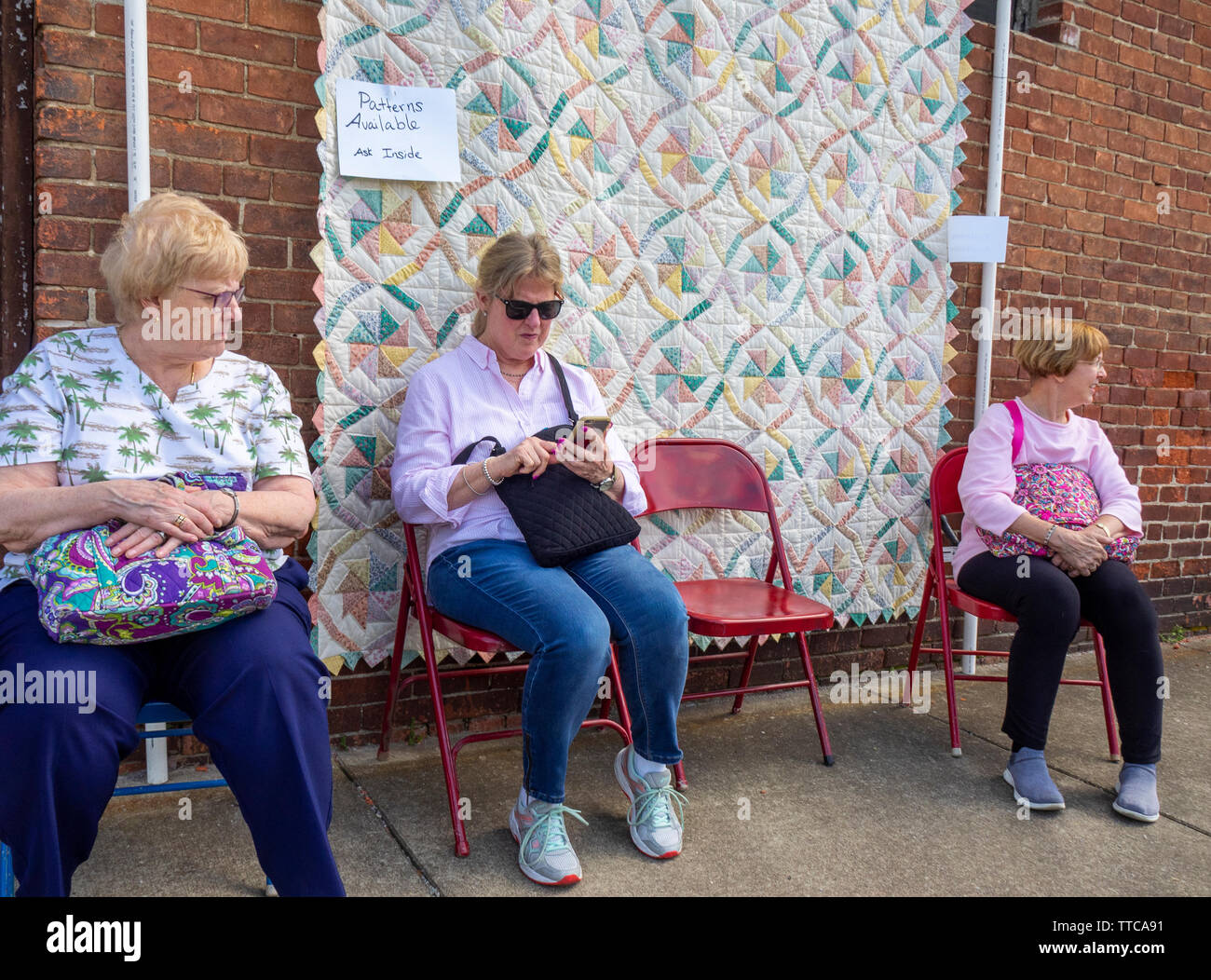 Weibliche quilters Käufer außerhalb einer Fabric Shop im Frühjahr Stepp-show 2019 Paducah Kentucky USA Stockfoto