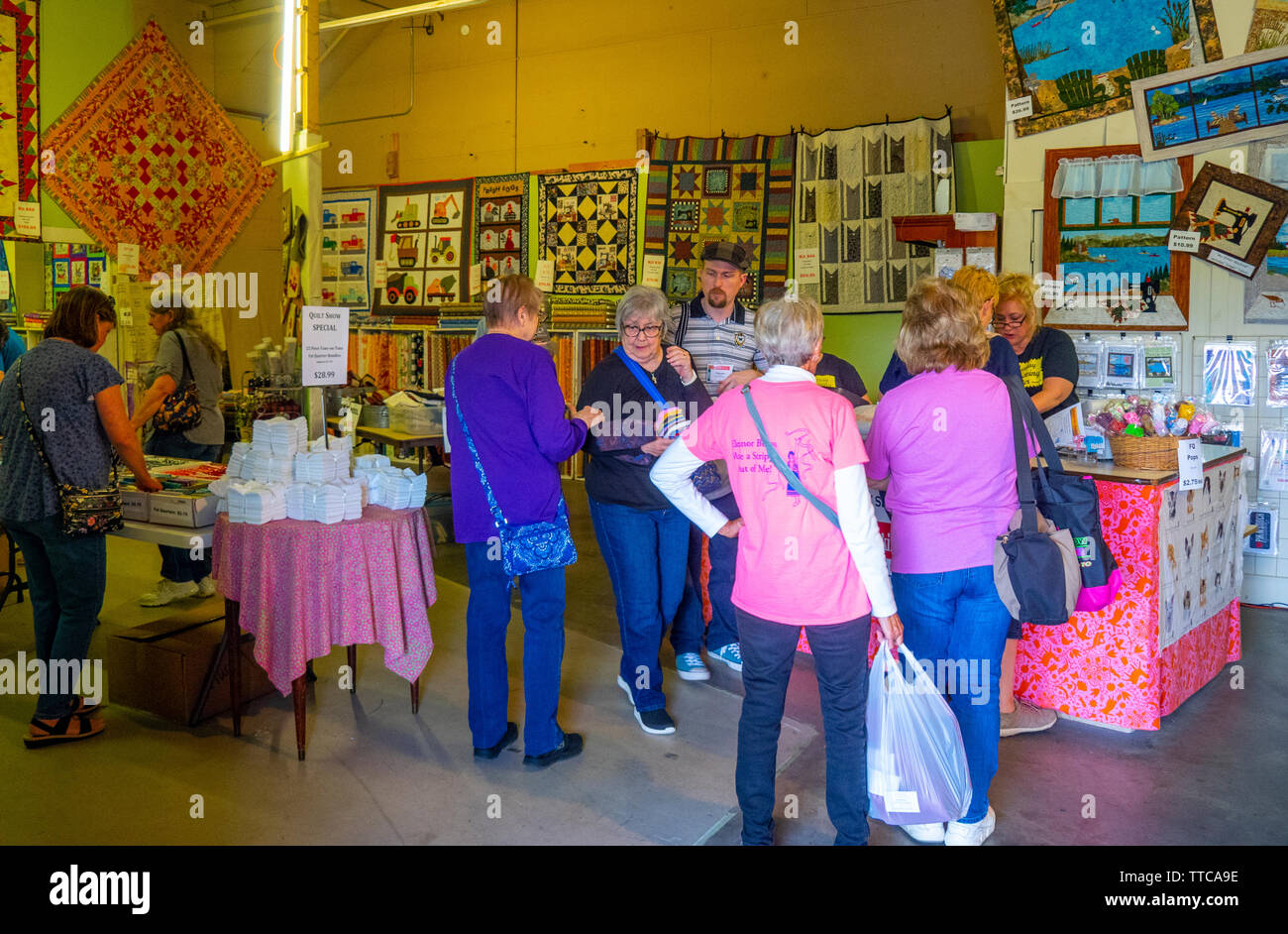 Quilterinnen und Käufer innerhalb einer Fabric Shop im Frühjahr Stepp-show 2019 Paducah Kentucky USA Stockfoto