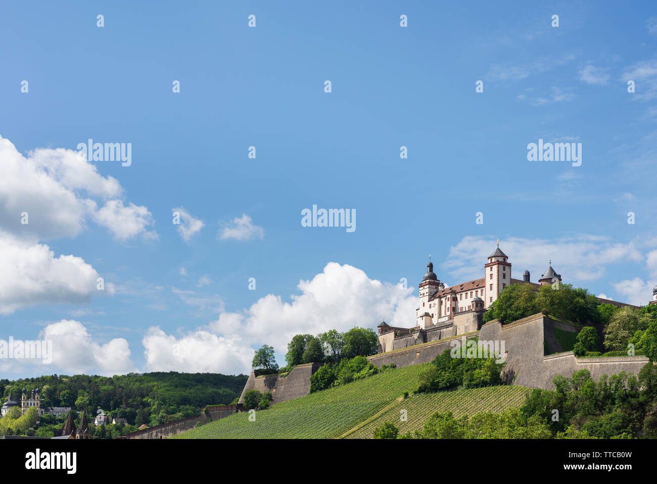 Die Festung Marienberg vor einem blauen Himmel über dem Main in Würzburg, Bayern, Deutschland gehockt Stockfoto