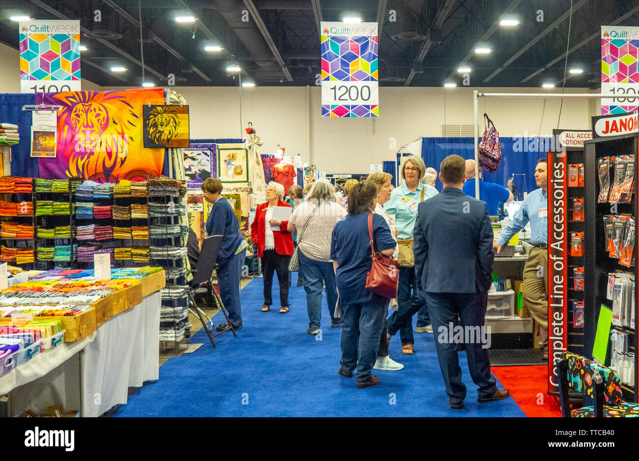 Quilters Browsen mit Stoff geht im Frühjahr Stepp-show 2019 Paducah Kentucky USA Stockfoto