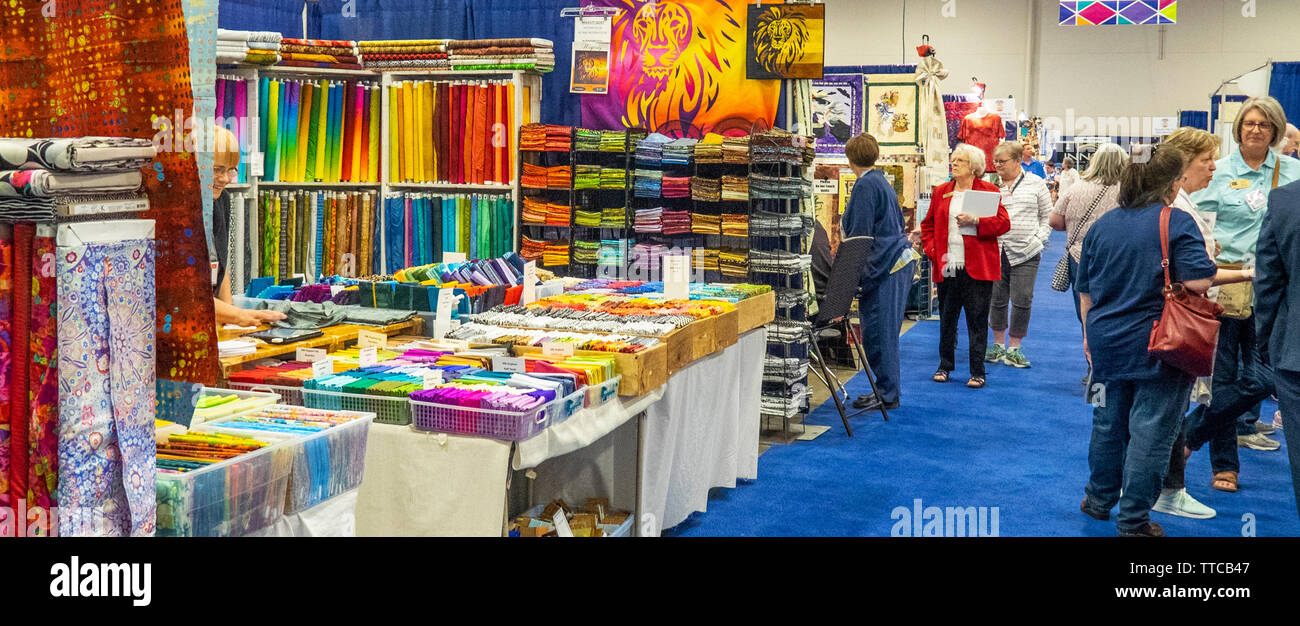 Quilters Browsen mit Stoff geht im Frühjahr Stepp-show 2019 Paducah Kentucky USA Stockfoto