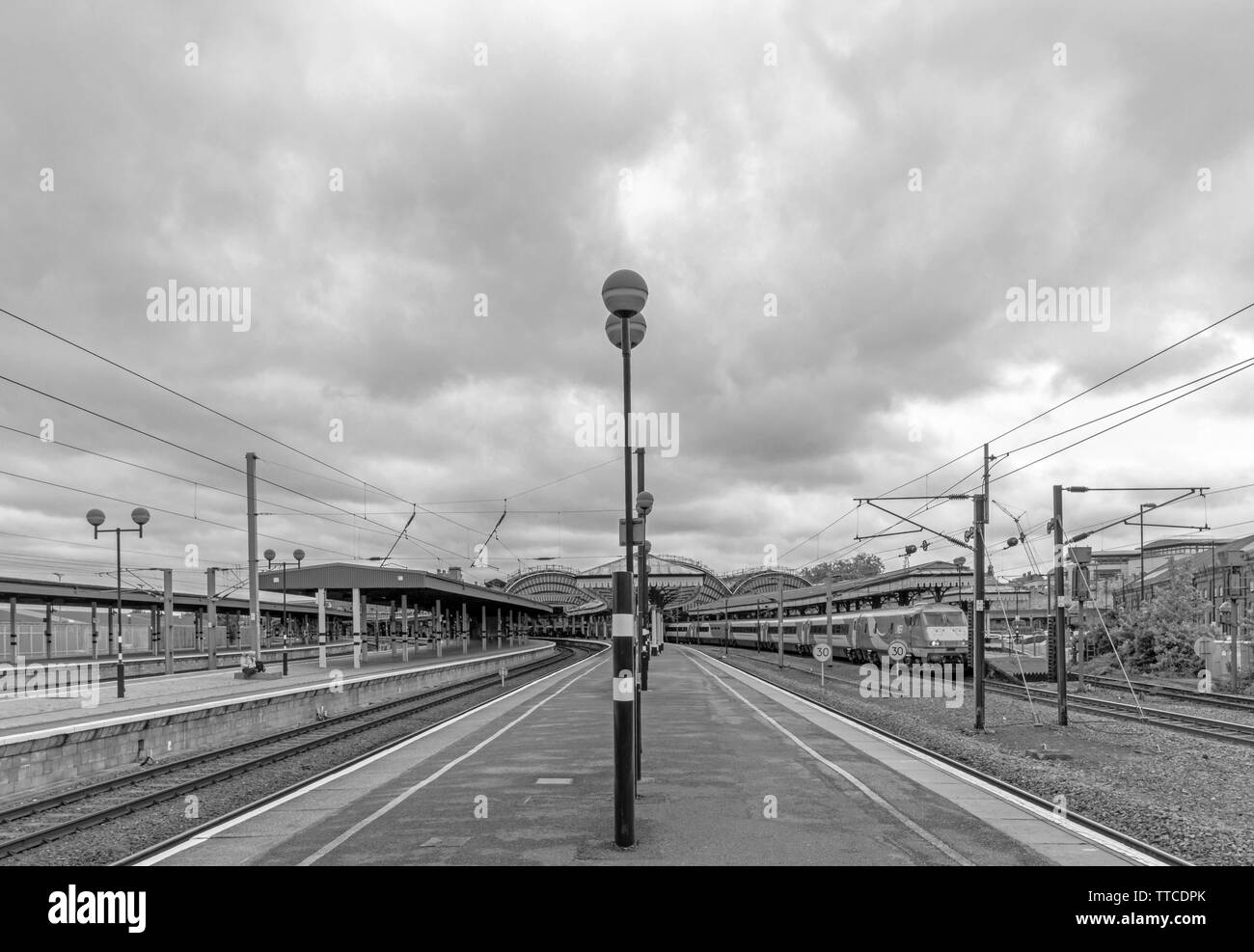 Ein Panoramablick von York Railway Station. Die Plattformen Kurve nach innen zum Bahnhof und mit dem Zug wartet, abzuweichen. Ein bewölkter Himmel über. Stockfoto