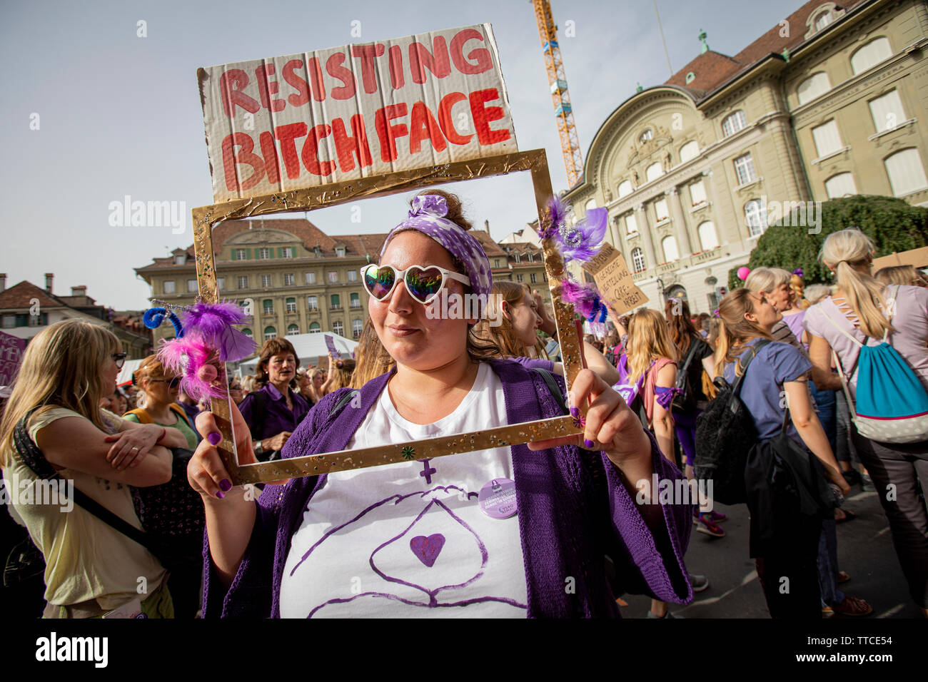 Jasmin (30) aus Bern verkleidet als "sisting bitchface" in einem Marsch für die Rechte der Frauen in Bern. Der Frauenstreik - Frauen Streik - brachte den Rekordzahlen von Frauen auf den Straßen in alle großen Städte der Schweiz. In der Hauptstadt Bern, mehr als 40.000 marschierten in der ganzen Stadt für die Gleichstellung zu kämpfen. Stockfoto