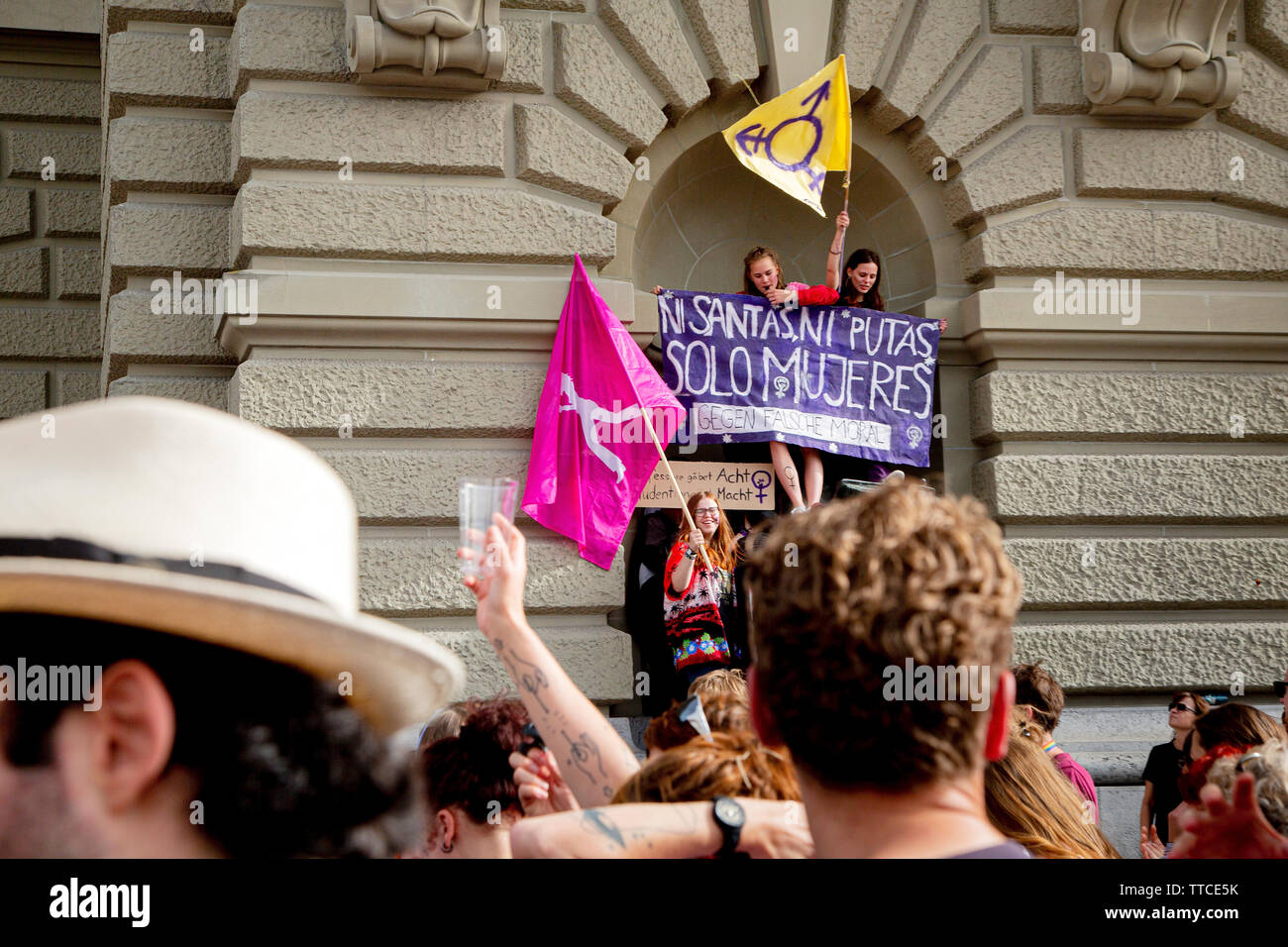 Der Frauenstreik - Frauen Streik - brachte den Rekordzahlen von Frauen auf den Straßen in alle großen Städte der Schweiz. In der Hauptstadt Bern, mehr als 40.000 marschierten in der ganzen Stadt für die Gleichstellung zu kämpfen. Stockfoto