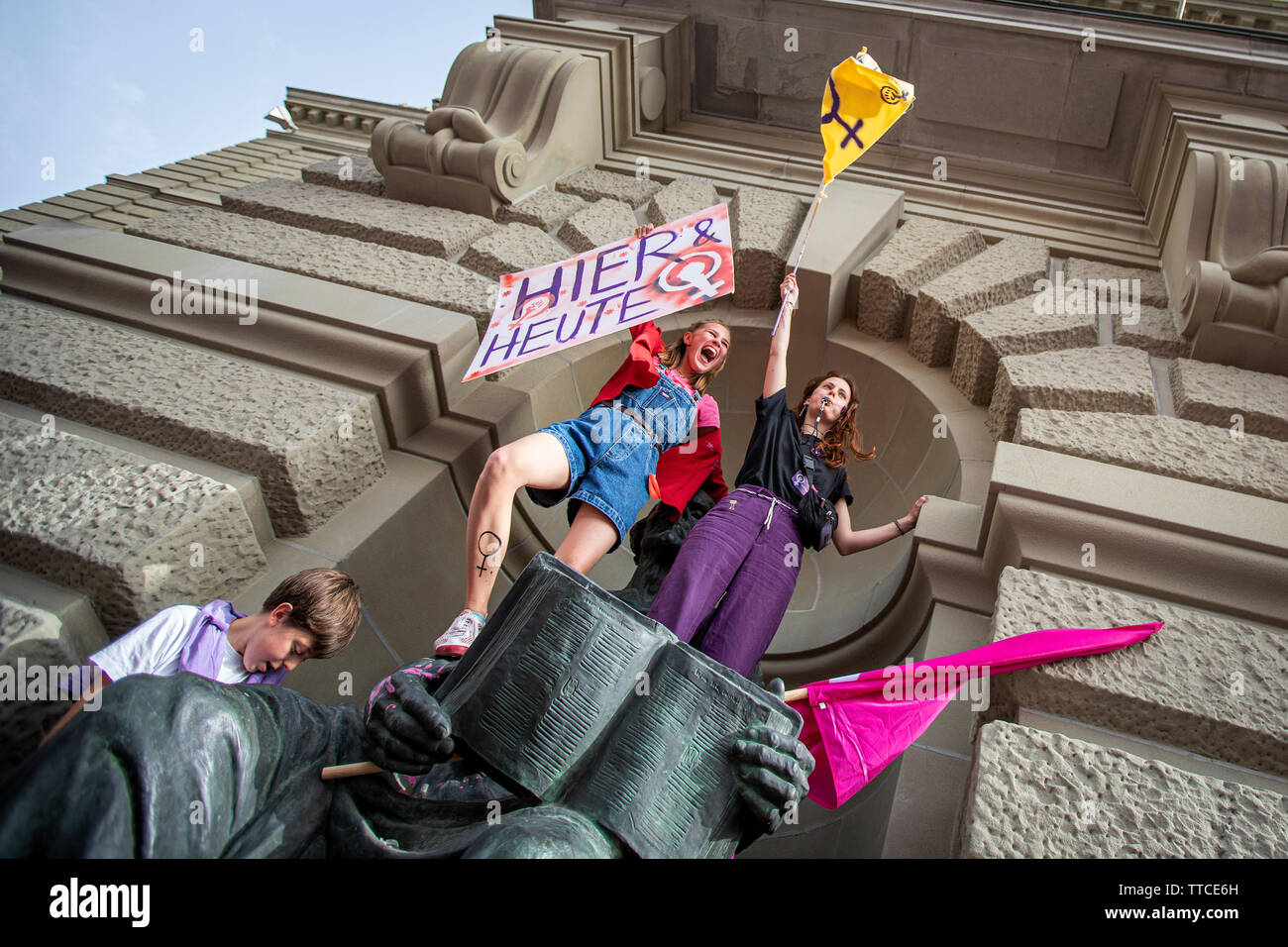 Der Frauenstreik - Frauen Streik - brachte den Rekordzahlen von Frauen auf den Straßen in alle großen Städte der Schweiz. In der Hauptstadt Bern, mehr als 40.000 marschierten in der ganzen Stadt für die Gleichstellung zu kämpfen. Stockfoto