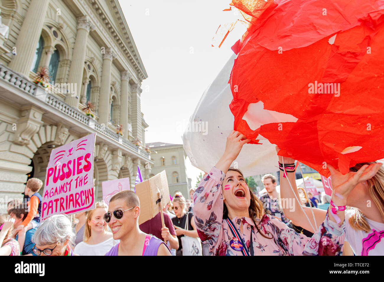 Der Frauenstreik - Frauen Streik - brachte den Rekordzahlen von Frauen auf den Straßen in alle großen Städte der Schweiz. In der Hauptstadt Bern, mehr als 40.000 marschierten in der ganzen Stadt für die Gleichstellung zu kämpfen. Stockfoto