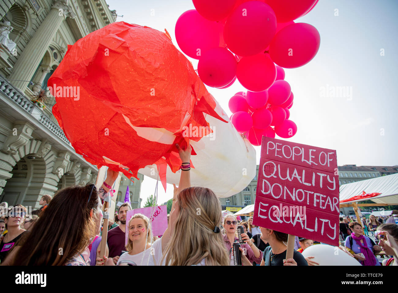 Der Frauenstreik - Frauen Streik - brachte den Rekordzahlen von Frauen auf den Straßen in alle großen Städte der Schweiz. In der Hauptstadt Bern, mehr als 40.000 marschierten in der ganzen Stadt für die Gleichstellung zu kämpfen. Stockfoto
