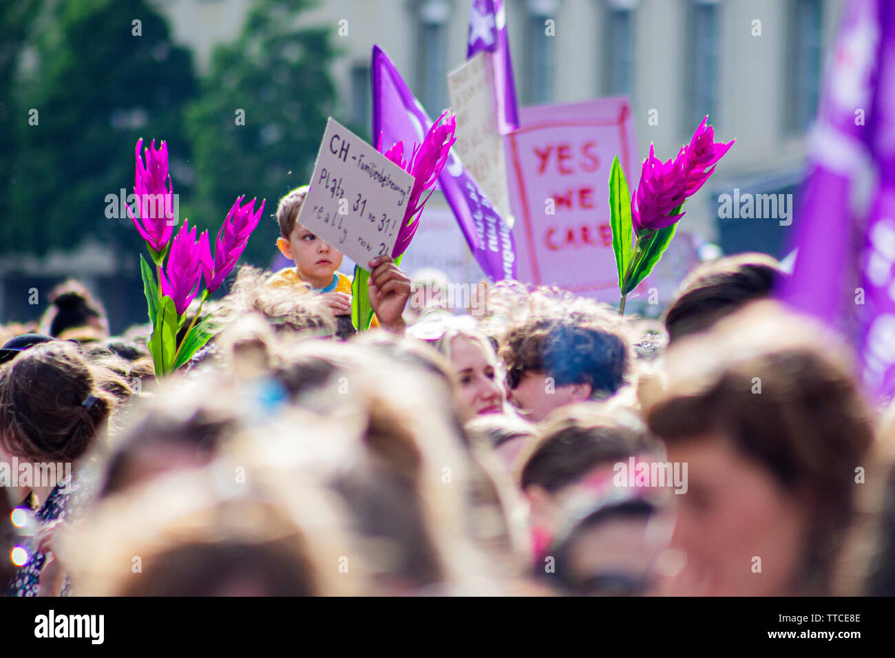 Eines der Plakate, die in der März am Freitag liest ''CH-Family Care, 31 von 31, jetzt wirklich?". Das Plakat bezieht sich auf eine aktuelle Studie von UNICEF bestellt, zählt die Schweiz als schlechteste in Europa, wenn es um Familienfreundlichkeit geht. Der Frauenstreik - Frauen Streik - brachte den Rekordzahlen von Frauen auf den Straßen in alle großen Städte der Schweiz. In der Hauptstadt Bern, mehr als 40.000 marschierten in der ganzen Stadt für die Gleichstellung zu kämpfen. Stockfoto