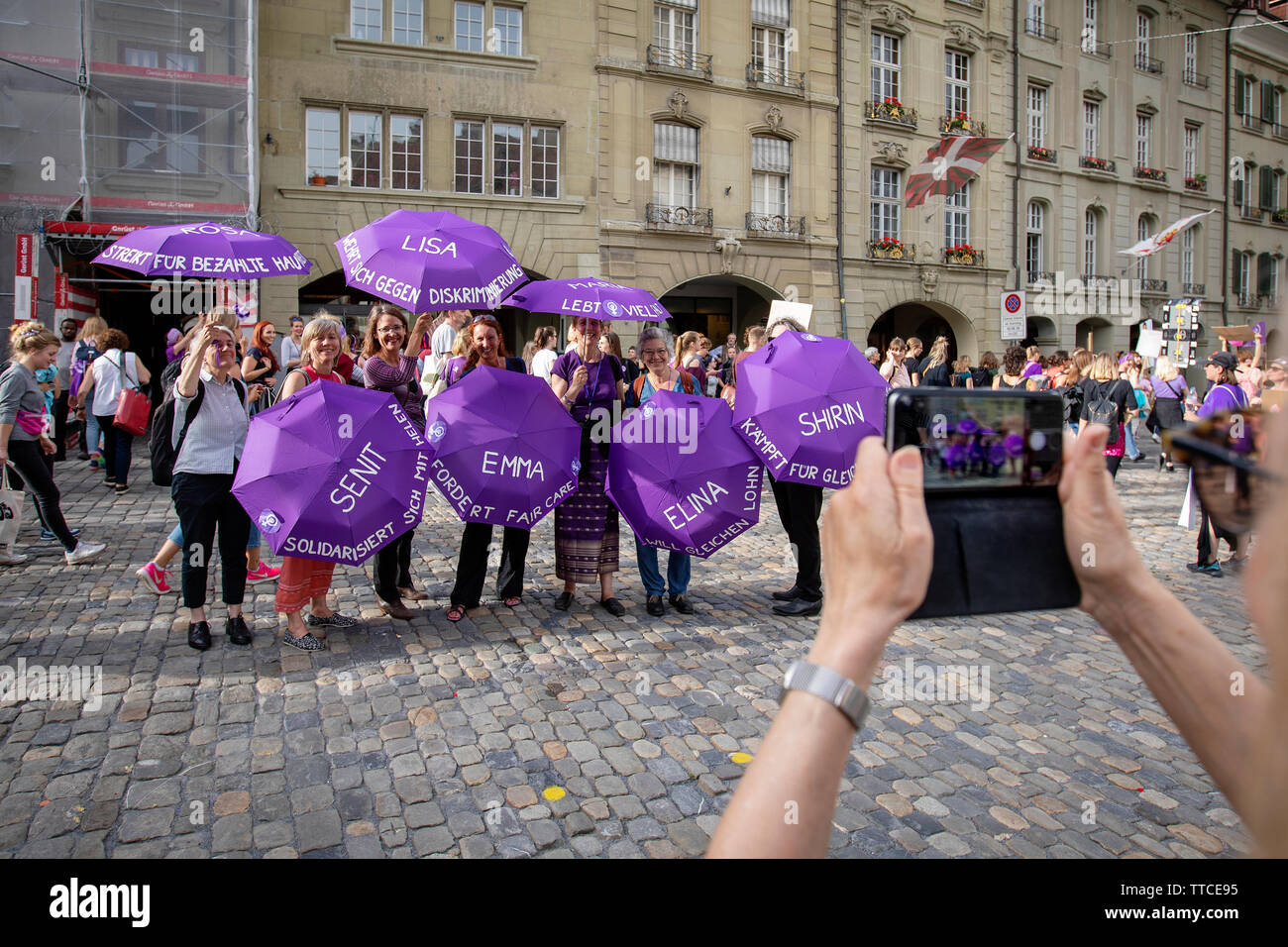 Frauen in der Gruppe der "FAM gegen Rasissmus' für ein Bild während der frauenstreik März in Bern dar. Der Frauenstreik - Frauen Streik - brachte den Rekordzahlen von Frauen auf den Straßen in alle großen Städte der Schweiz. In der Hauptstadt Bern, mehr als 40.000 marschierten in der ganzen Stadt für die Gleichstellung zu kämpfen. Stockfoto