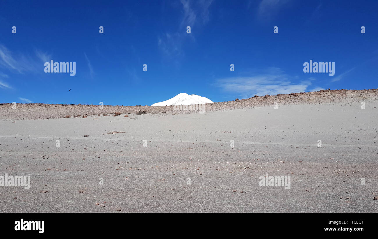 Wüste Landschaft der andinen Hochebene Boliviens mit schneebedeckten Vulkanen Stockfoto