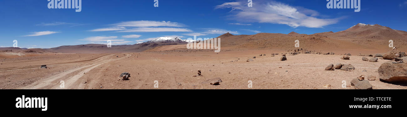 Wüste Landschaft der andinen Hochebene Boliviens mit schneebedeckten Vulkanen Stockfoto