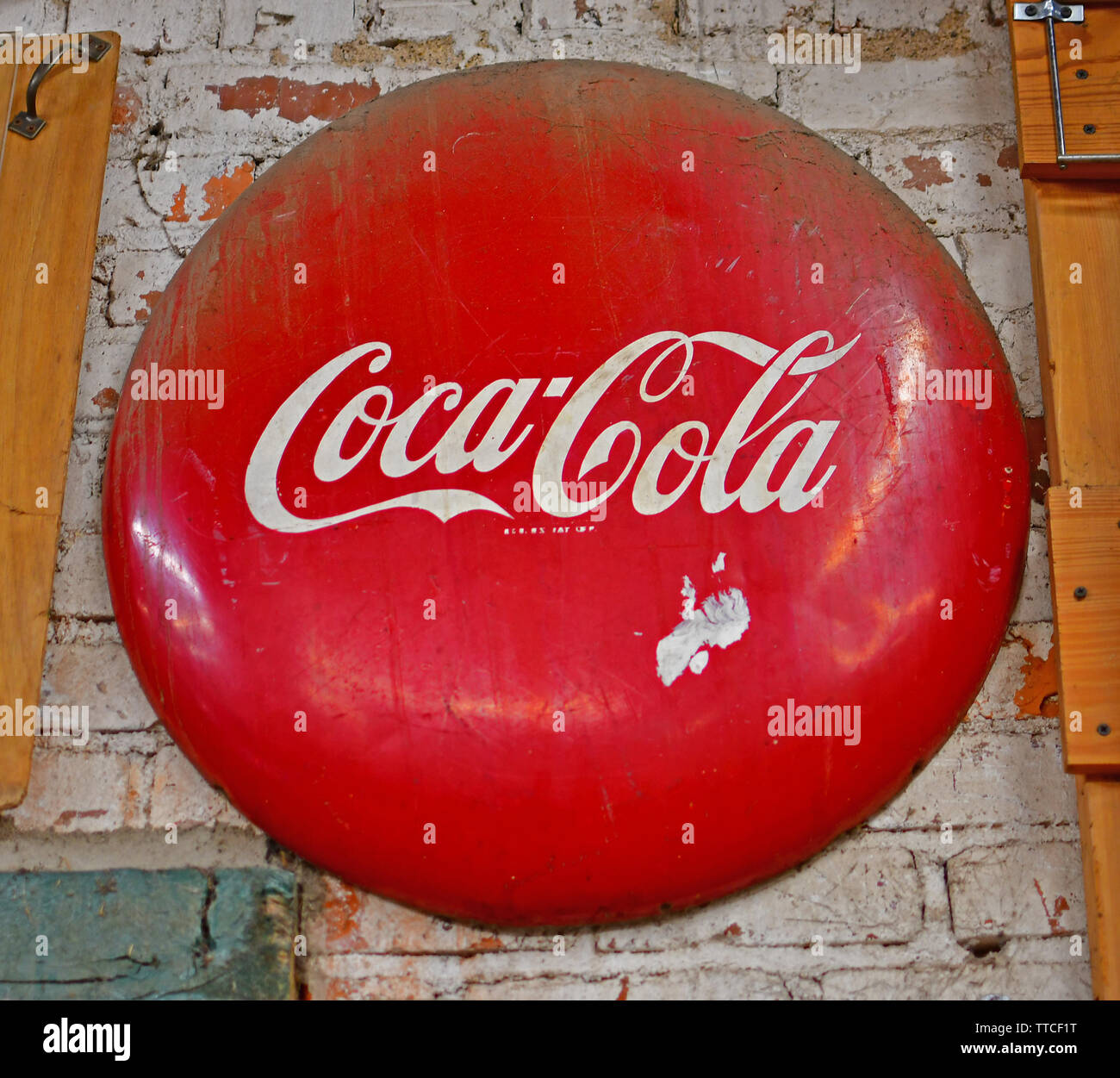 Classic rot Coca Cola taste Zeichen in einem Baumarkt in North Carolina Stockfoto